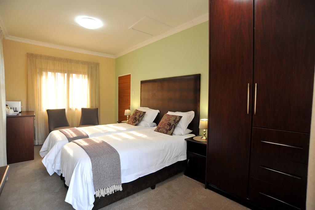 Sunset Manor Guest House Potchefstroom Exteriör bild