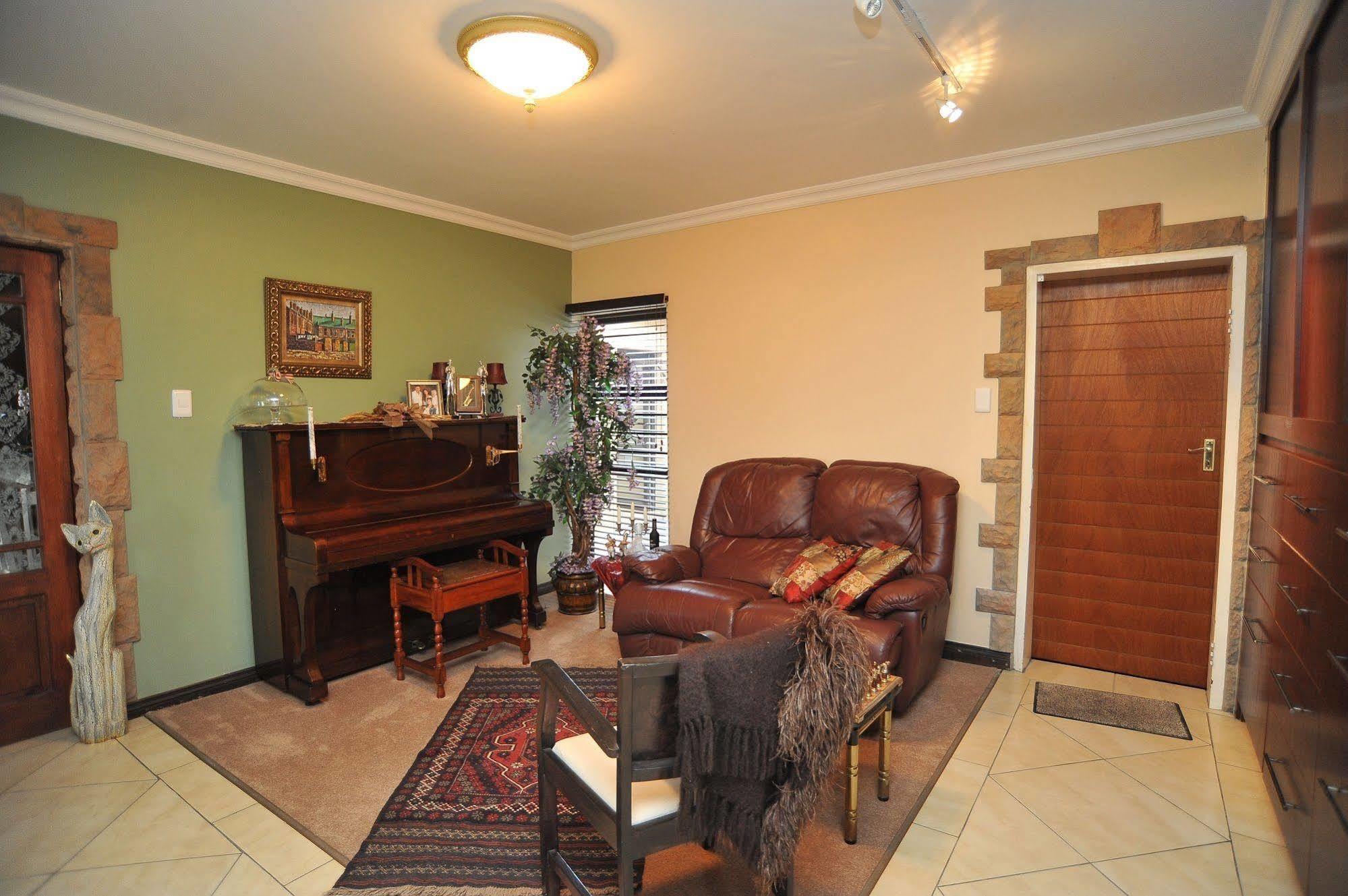 Sunset Manor Guest House Potchefstroom Exteriör bild